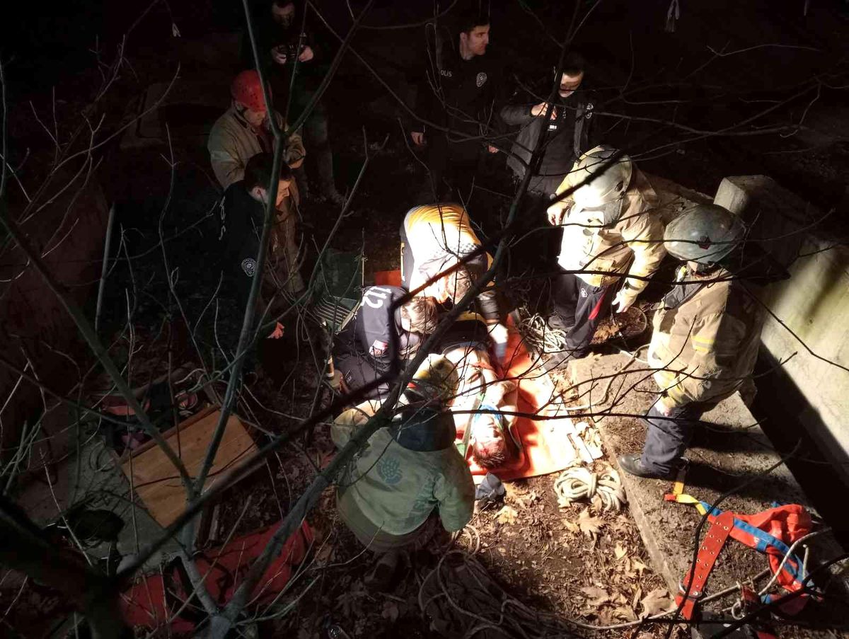 Eyüpsultan'da kanalizasyon çukuruna düşen kişiyi itfaiye ekipleri kurtardı