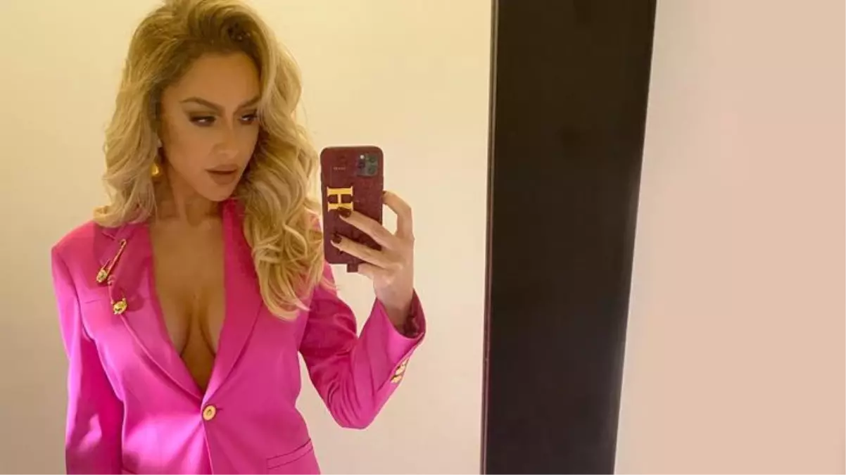 Hadise göğüs dekolteli pozuyla hayranlarının aklını başından aldı