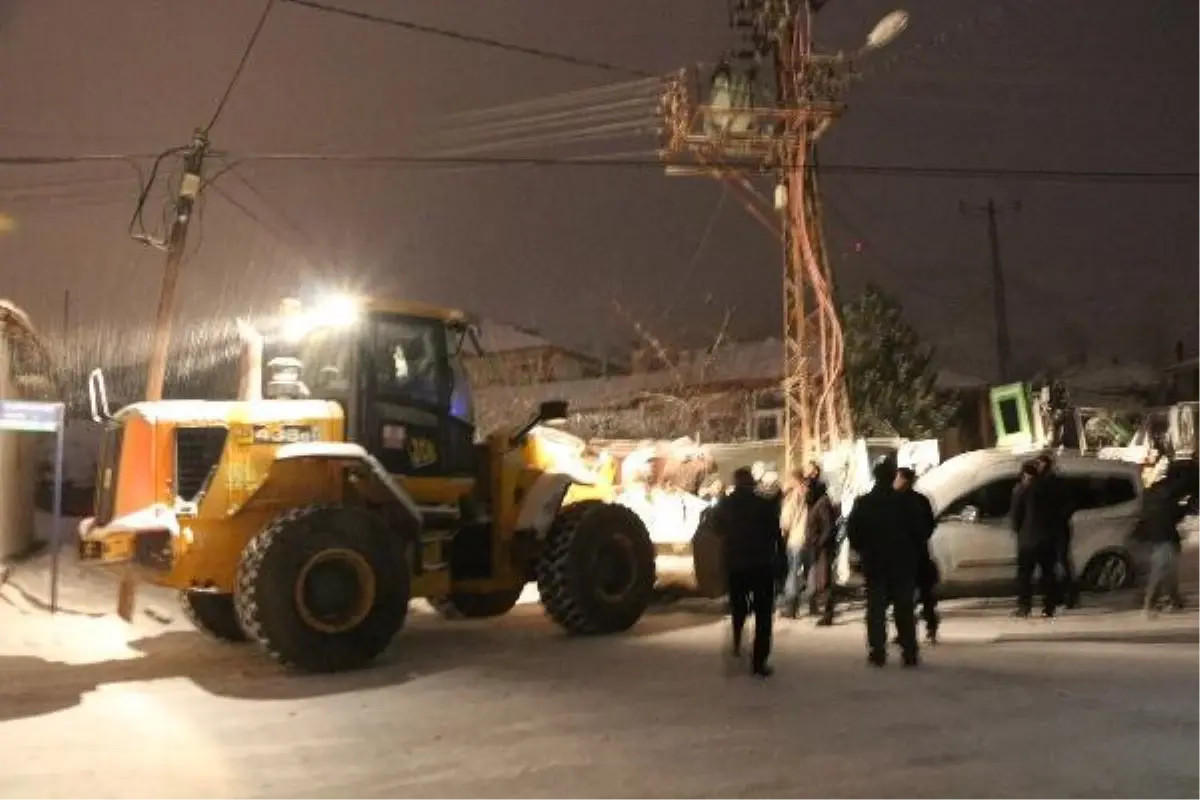 Hafif ticari aracın trafoya çarpması sonucu sürücü yaralandı