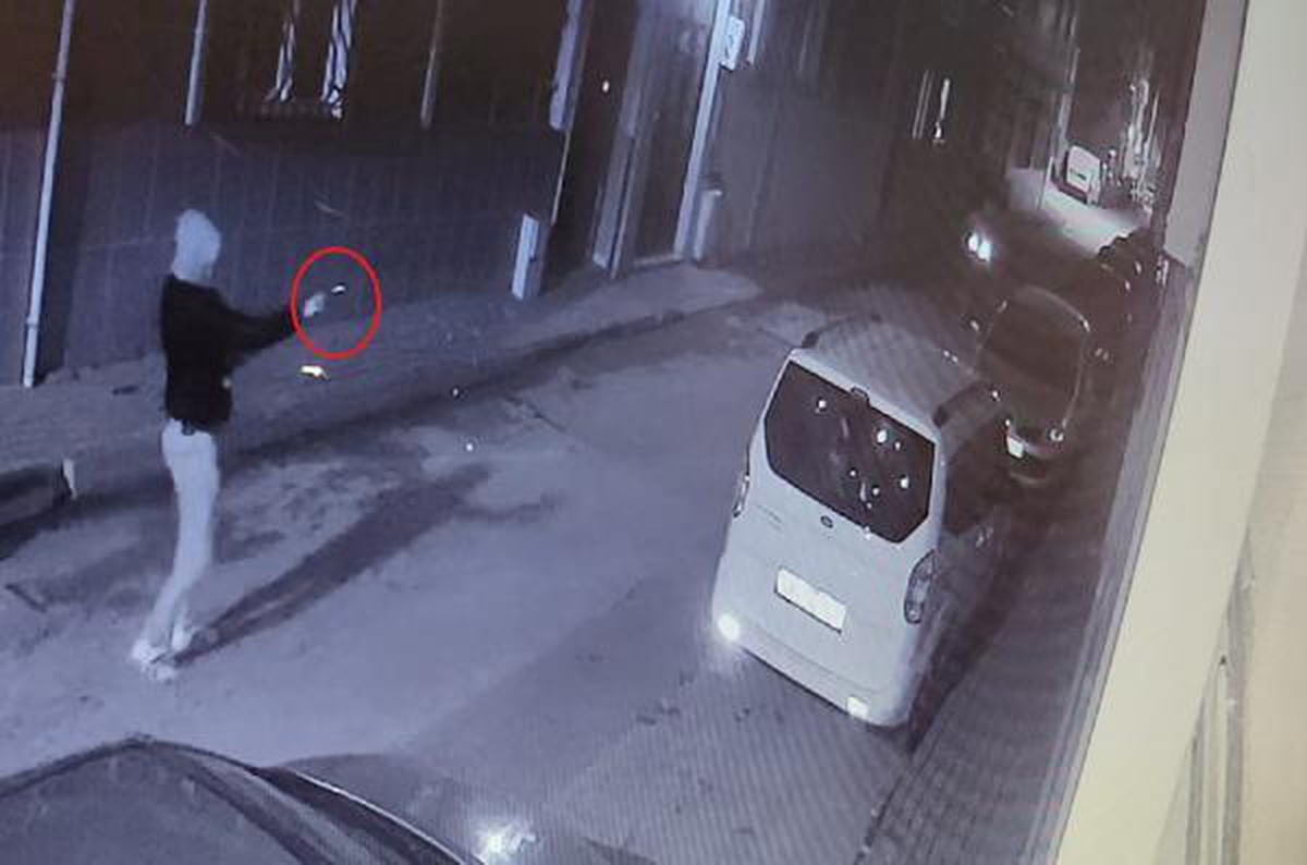 Havaya rastgele açılan ateşte, mermiler eve isabet etti (2)