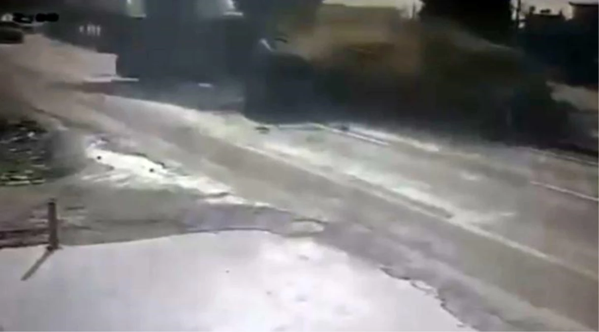 İzmir\'de 2 kişinin yaralandığı kaza feci kamerada