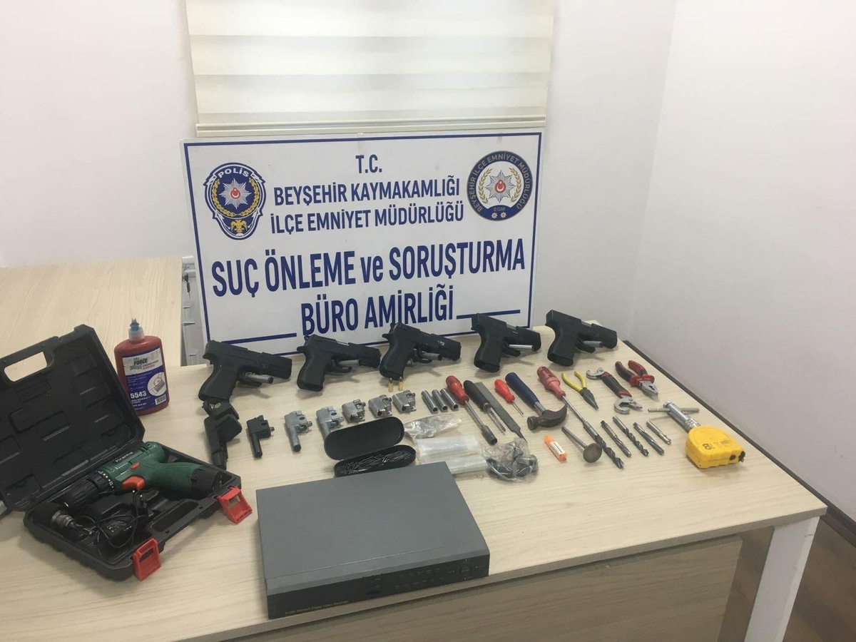 Konya\'da otel odasında 5 tabanca ile çok sayıda tabanca parçası bulundu