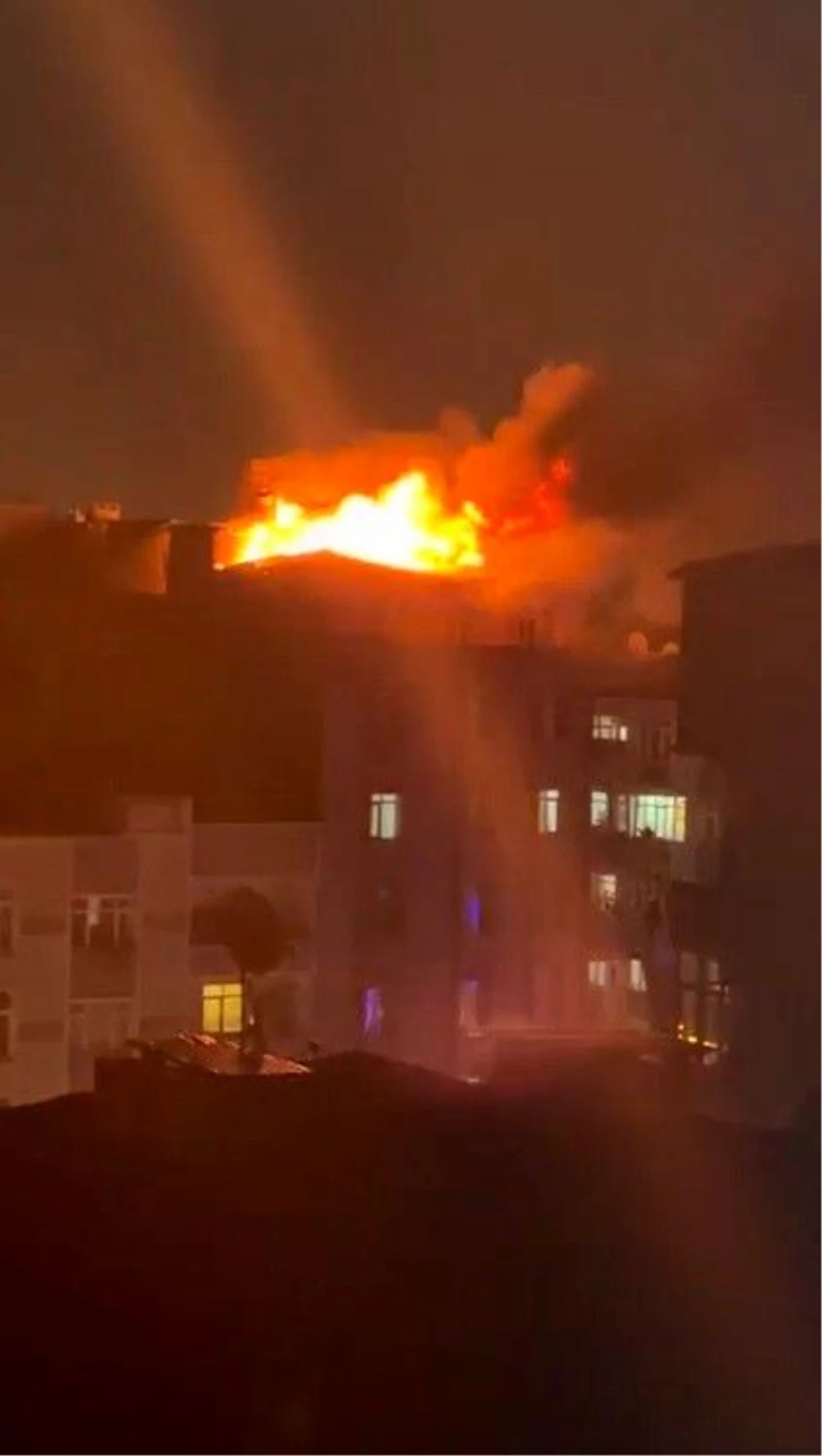 Küçükçekmece\'de 5 katlı binanın çatısı alev alev yandı