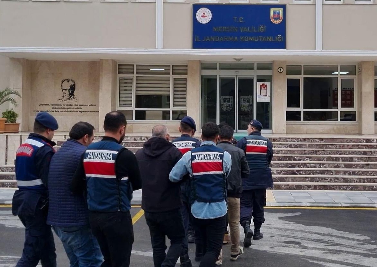 Mersin\'de göçmen kaçakçılığı iddiasıyla yakalanan 6 zanlı tutuklandı