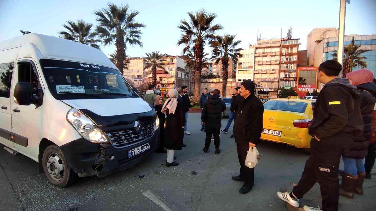 Öğrenci servisiyle ticari taksi çarpıştı