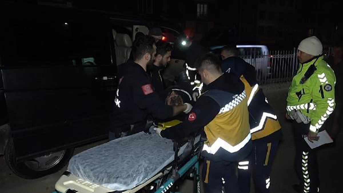 Otomobil, ana yola kontrolsüz çıkan minibüse çarptı: 3 yaralı