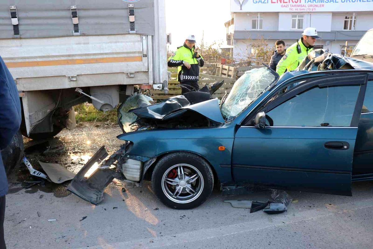 Park halindeki kamyona ok gibi saplandı: 1 ölü, 1 ağır yaralı