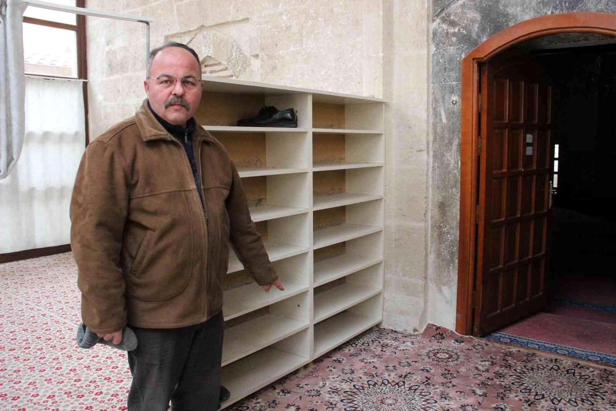 Polis, 10 günlük bebeği cami kapısına terk eden anneyi arıyor