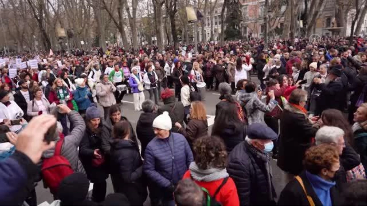 Sağlık çalışanları, kamu sağlık hizmetlerini savunmak için gösteri yaptı