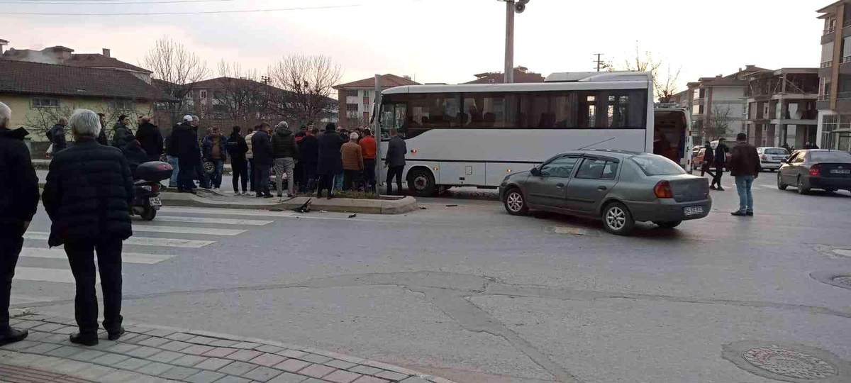 Servis otobüsü ile motosiklet çarpıştı: 1 yaralı