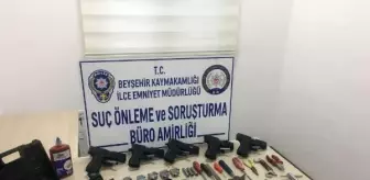 Sigara ihbarına gidilen otelde, 5 tabanca ve silah parçalarıyla yakalandı