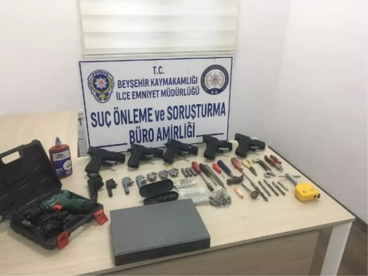 Sigara ihbarına gidilen otelde, 5 tabanca ve silah parçalarıyla yakalandı