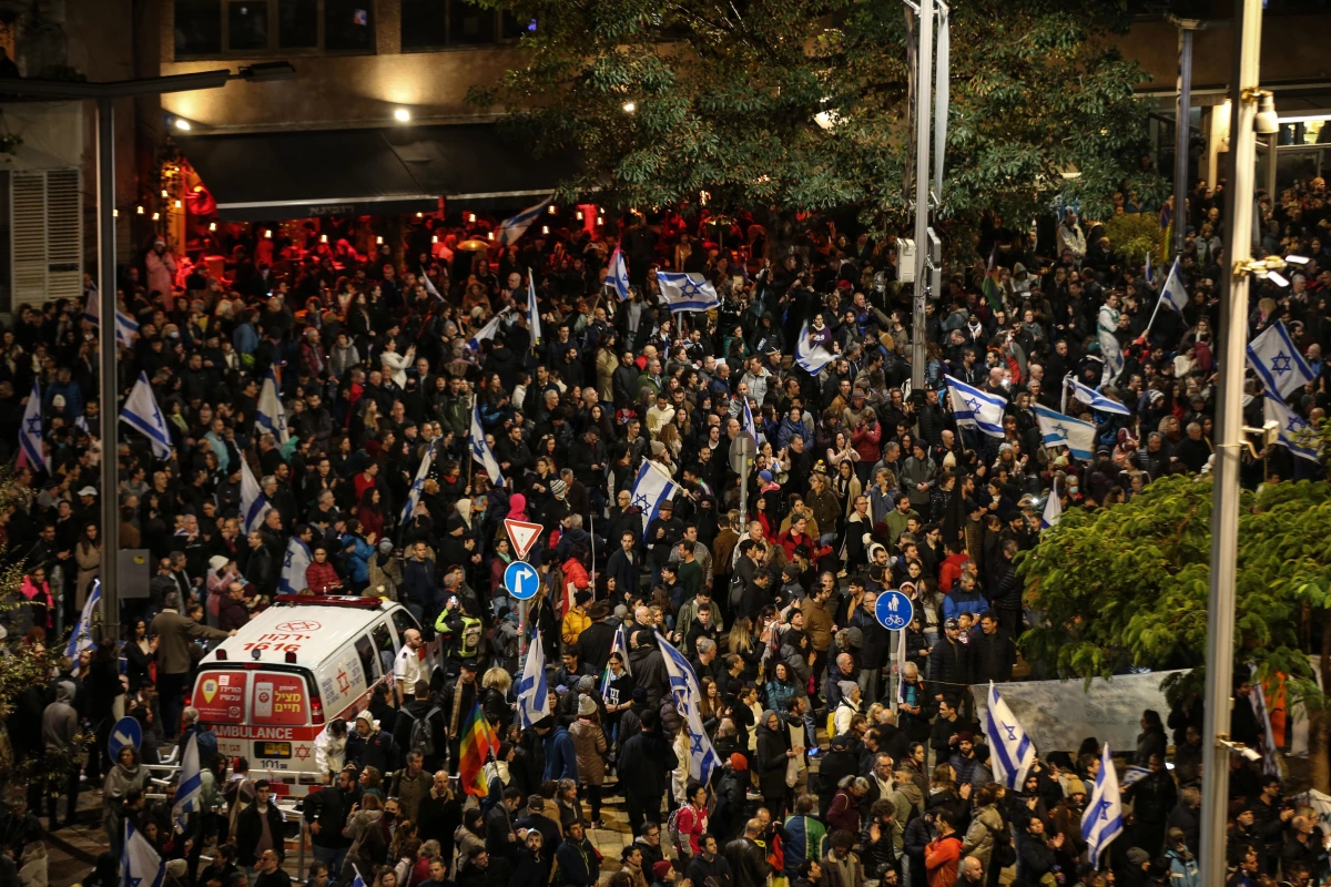 Tel Aviv\'de yaklaşık 80 bin İsrailli gösterici aşırı sağcı Netanyahu hükümetini protesto etti