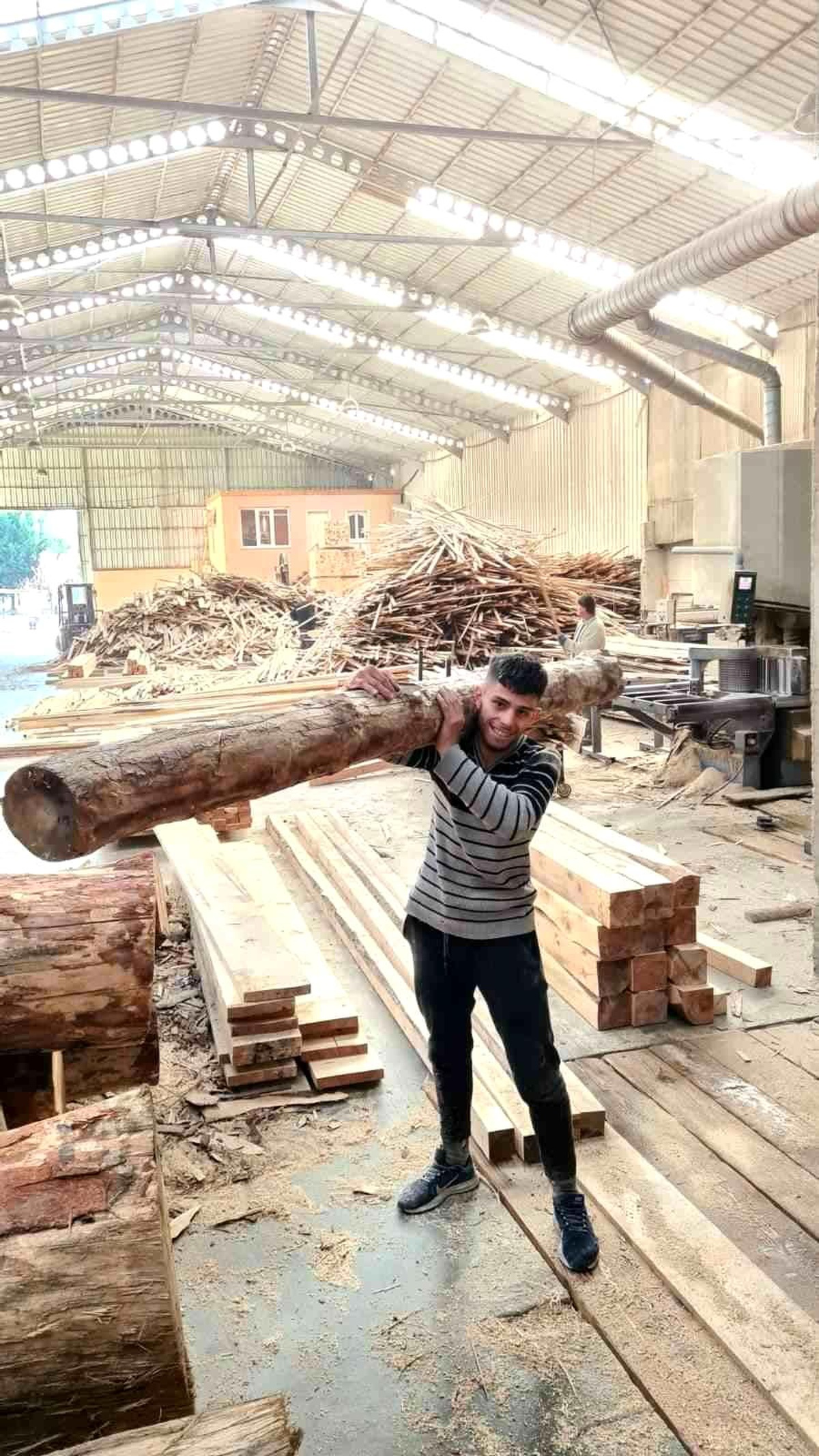 Tomrukların üzerine düşen genç, hastanede hayatını kaybetti
