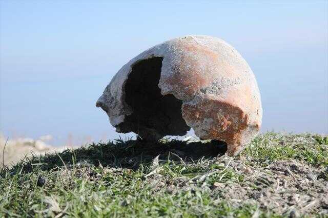 Van'da üzerinde 'sunu alanı' bulunan 3 odalı Urartu mezarı tespit edildi