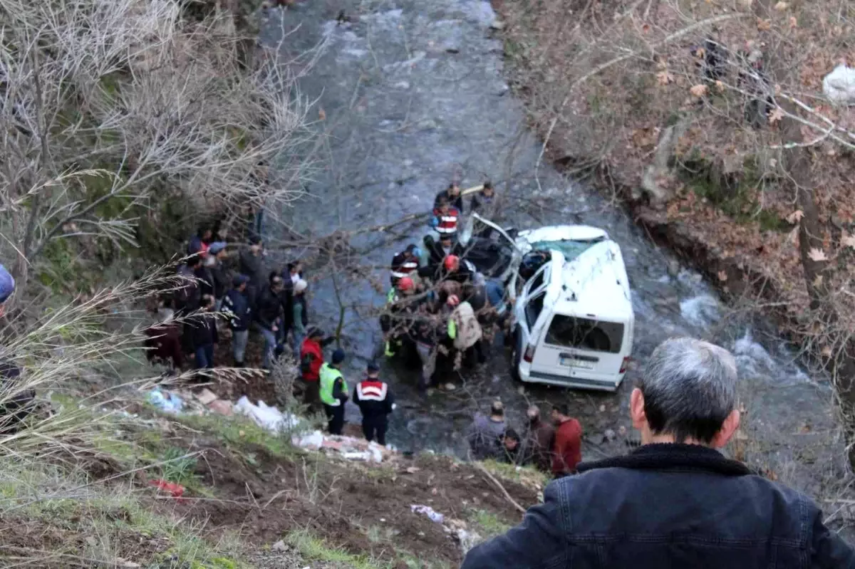 Araçla 40 metrelik uçuruma düşmüş halde bulunan 2 kişinin cansız bedenleri, 2 saatlik çalışmanın ardından çıkarıldı