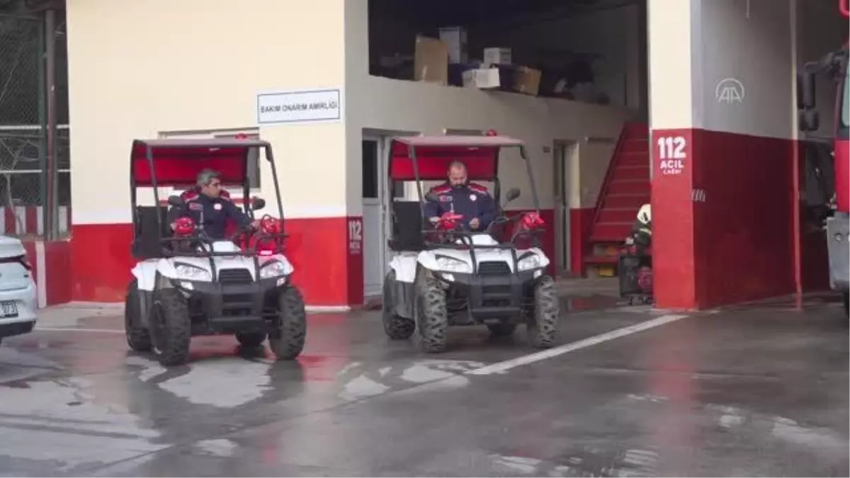 ATV'li itfaiye, dar sokaklardaki tarihi yapıları alevlerden koruyor