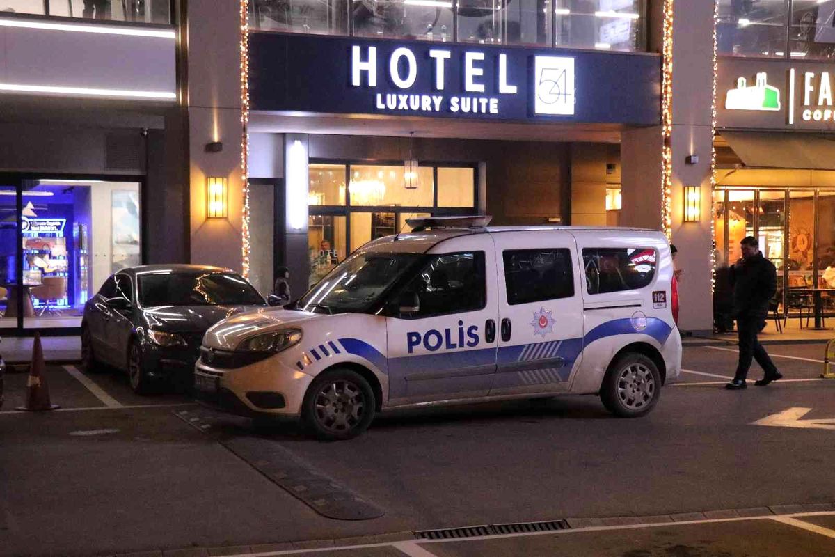 AVM\'nin otel odasında ölü bulundu, ekipler harekete geçti