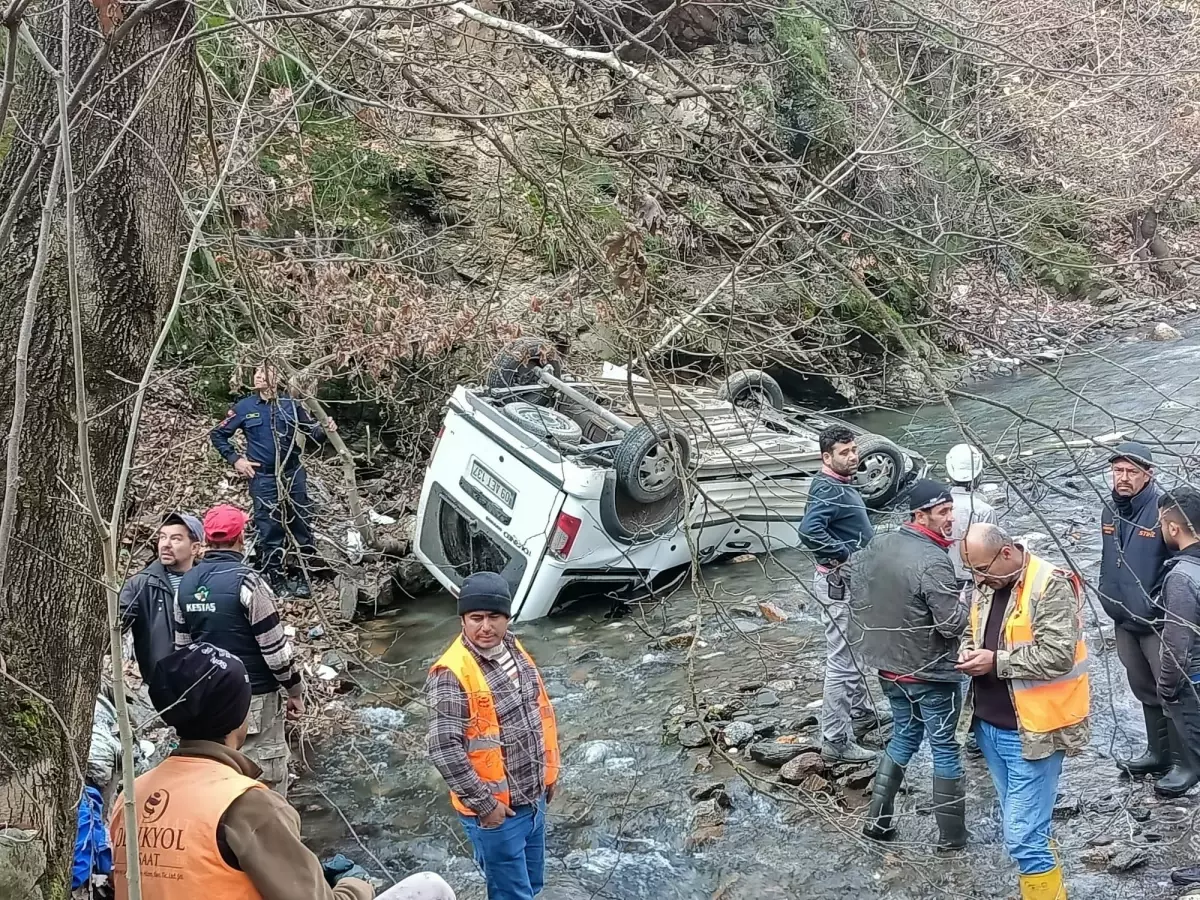 Aydın\'da kayıp olarak aranan 2 kişi çaya yuvarlanan araçta ölü bulundu