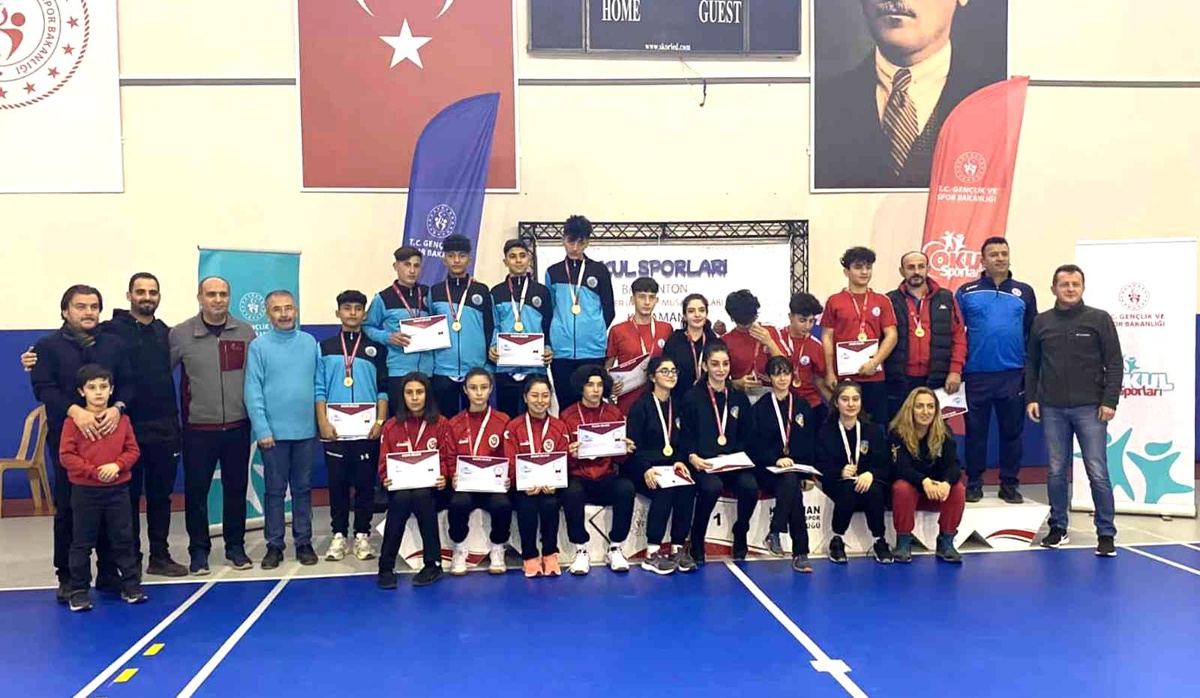 Badminton grup müsabakalarında finale yükselen takımlar belli oldu