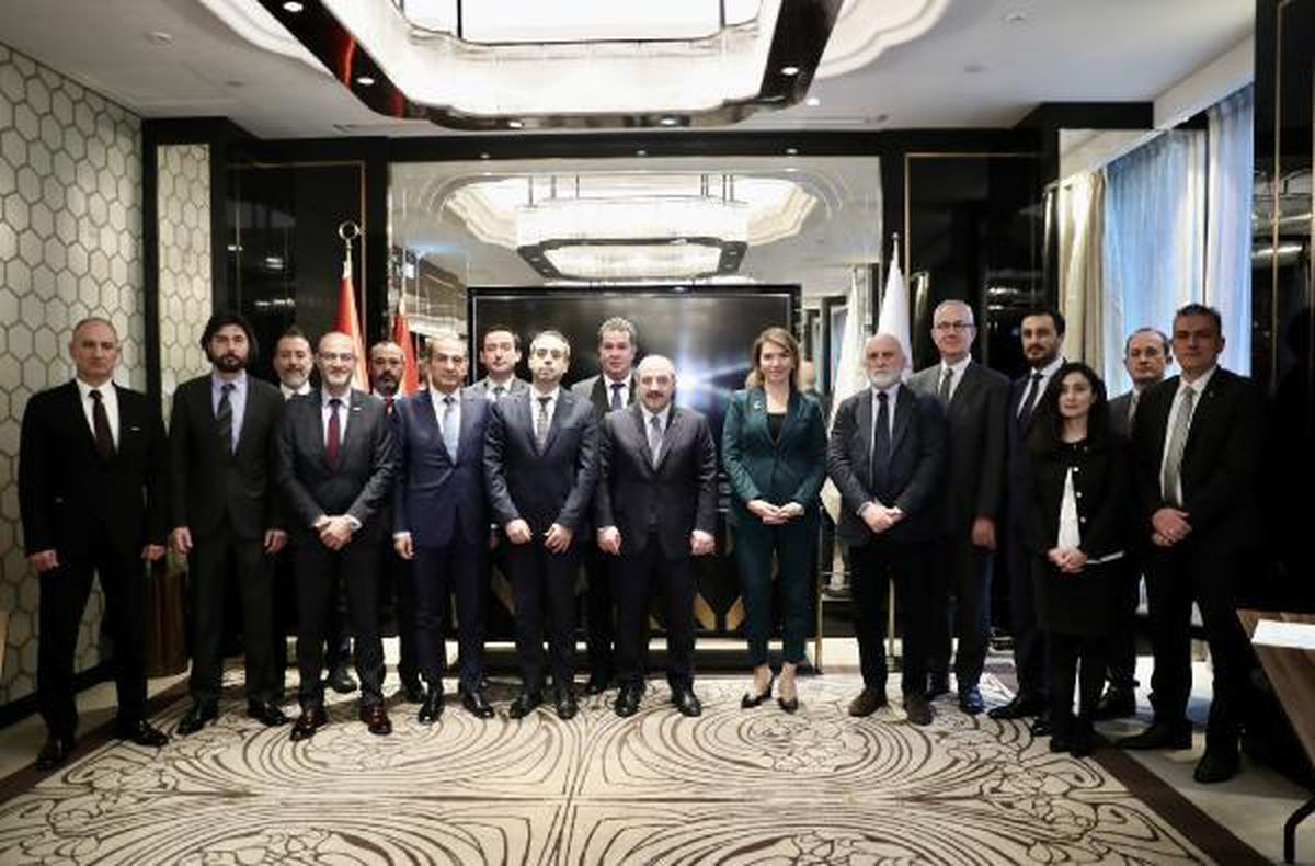 Bakan Varank, Macaristan\'da Türk iş insanlarıyla görüştü