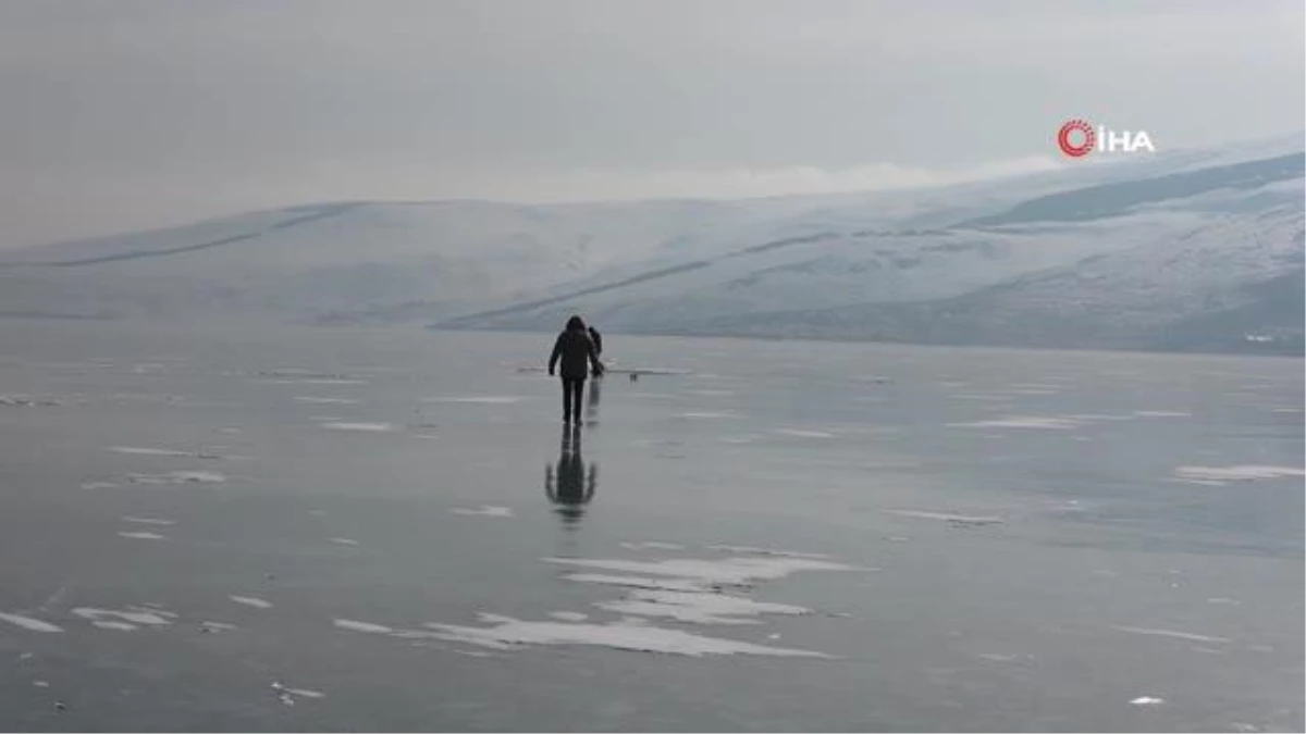 Balıkçılar eksi 20 derecede, Eskimo usulü balık avlıyor