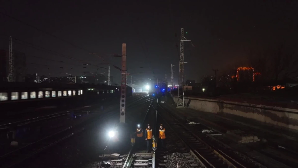 Çin\'de Demiryolu Teknisyenleri, Seyahat Sezonunda Yolcu Güvenliği İçin Soğuk Havalara Aldırmadan Çalışıyor