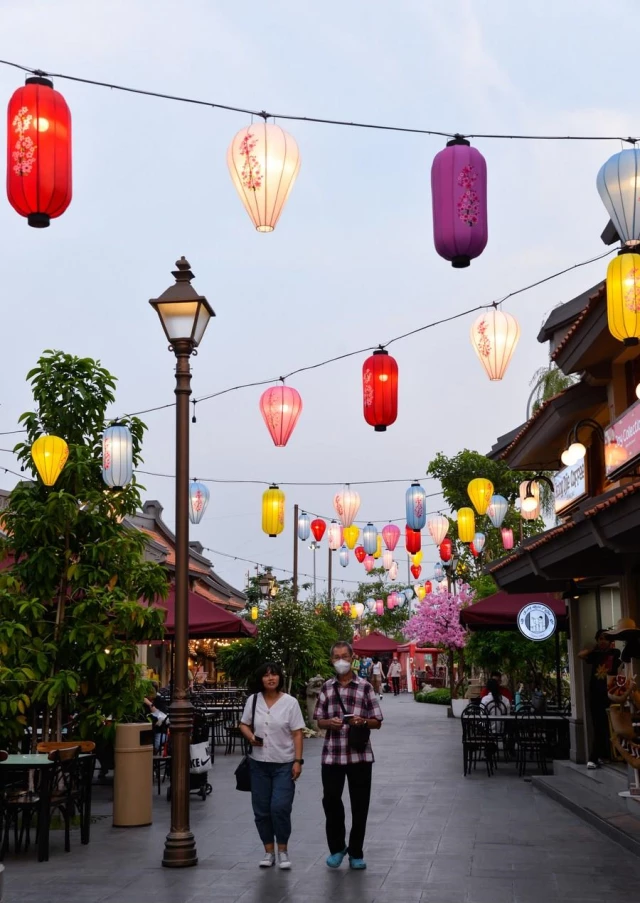 Çin Yeni Yılı Öncesi Endonezya ve Vietnam'daki Süslemelerden Renkli Kareler