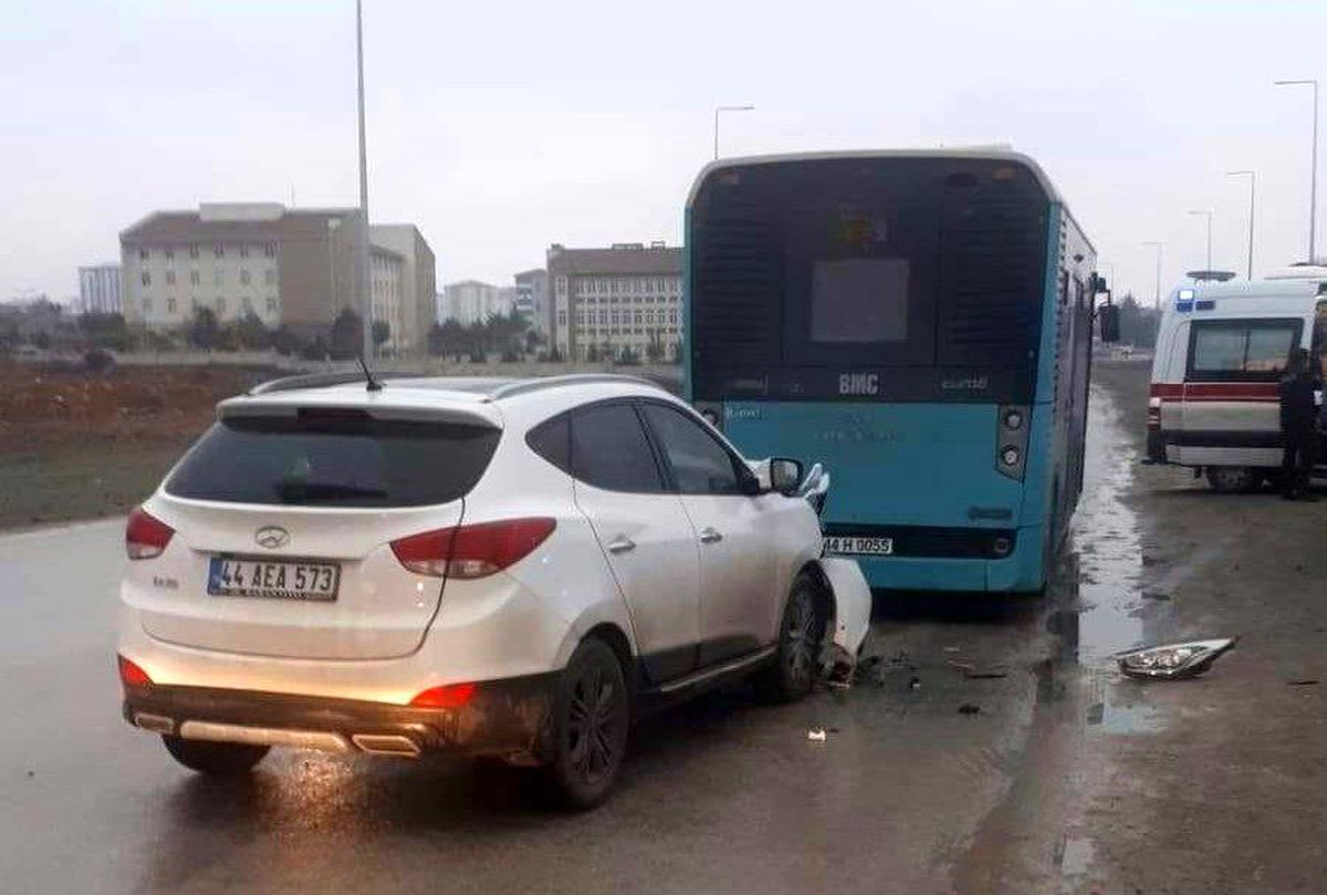 Cip ile otobüs çarpıştı: 2 yaralı