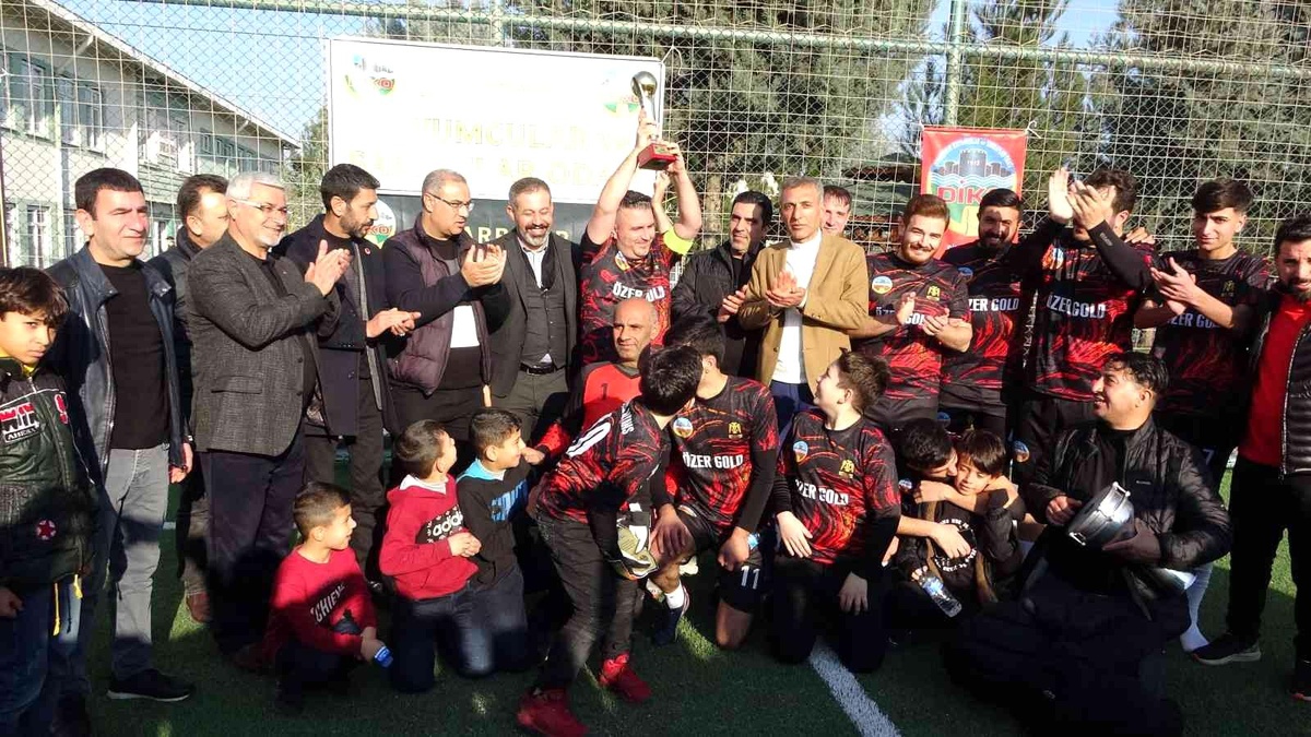 Diyarbakırlı kuyumcuların futbol turnuvasında kupa \'altın kaplama\'