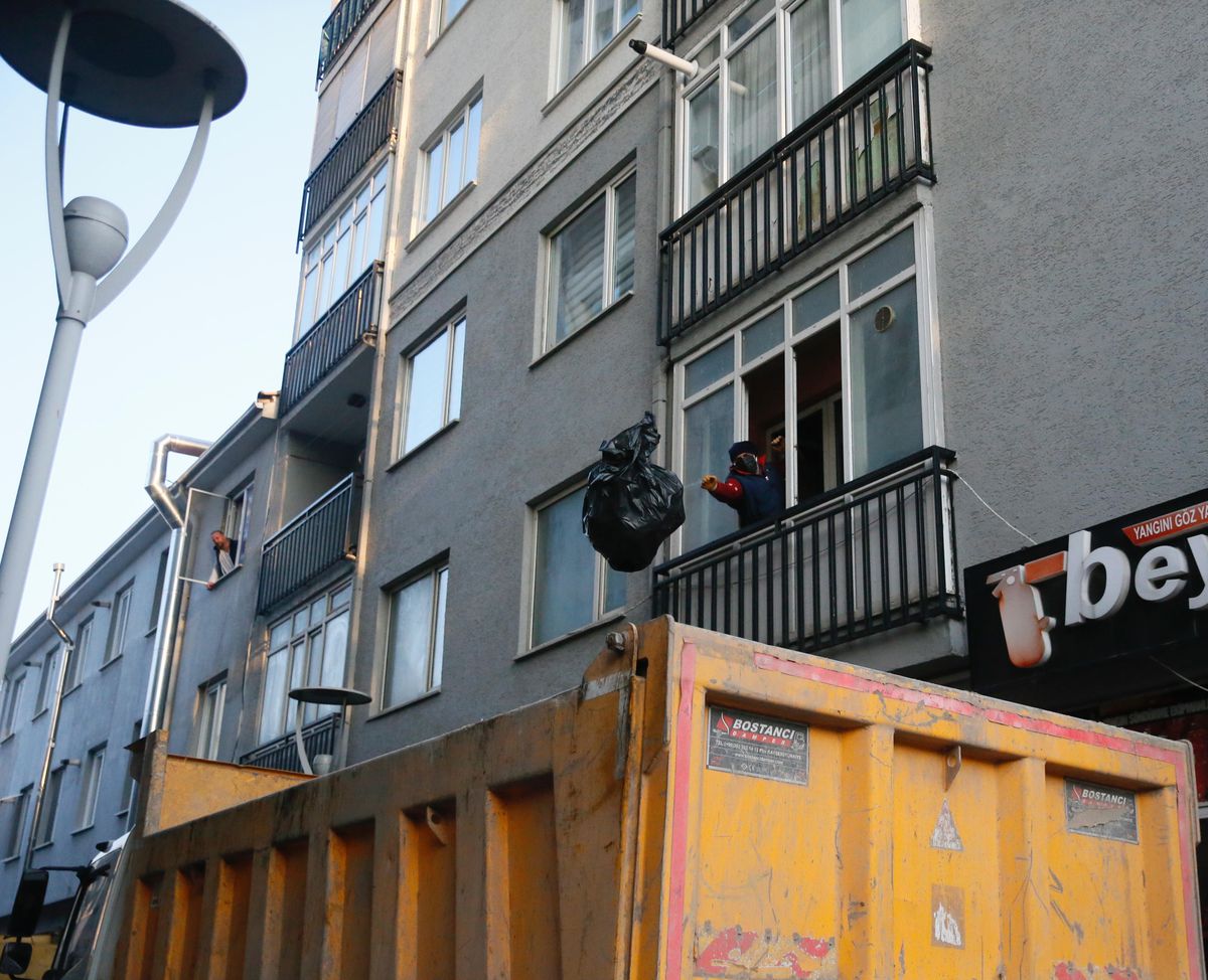 Eskişehir\'de bir evden yaklaşık 40 ton çöp çıkarıldı