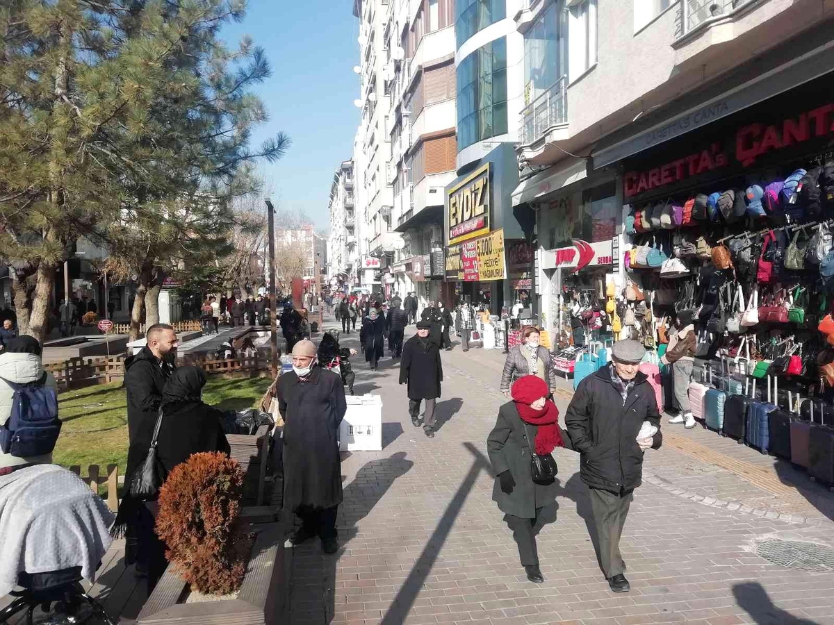 Eskişehirliler güneşli havanın tadını çıkardı