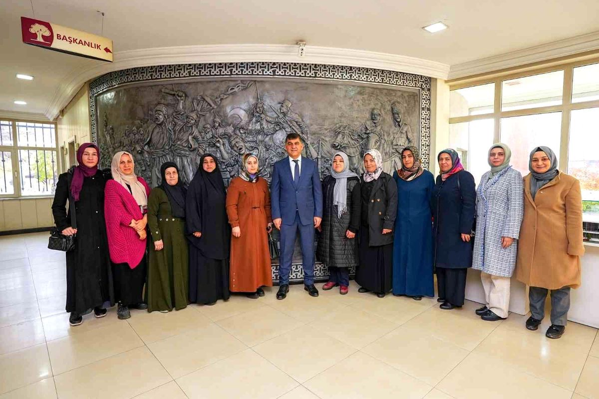 Fadıloğlu, yetim annelerini makamında ağırladı