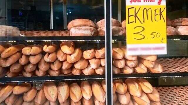 Fırıncının yaptığına kızdı, 4 TL'ye aldığı ekmeği 3,5 TL'ye satmaya başladı Fırıncının yaptığına kızdı, 4 TL'ye aldığı ekmeği 3,5 TL'ye satmaya başladı