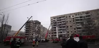 Füze saldırısında yıkılan bina enkazında arama kurtarma çalışmaları