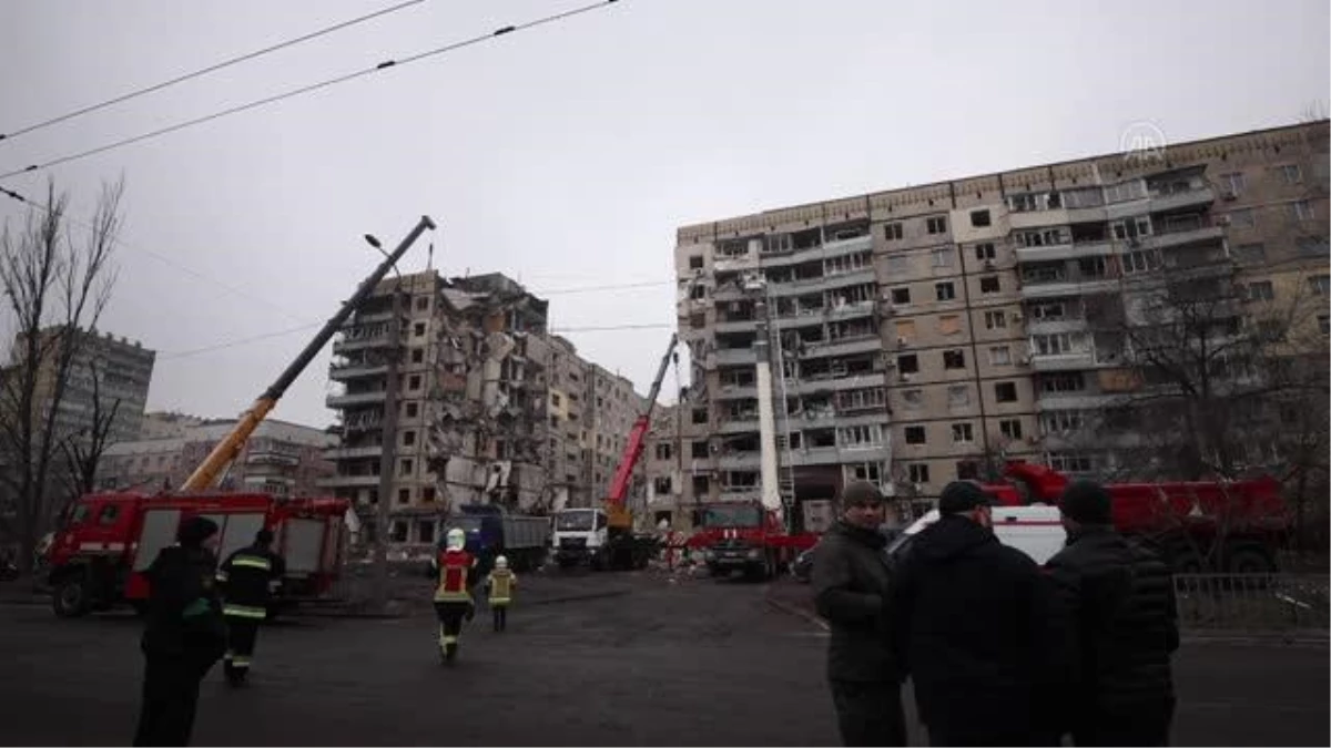 Füze saldırısında yıkılan bina enkazında arama kurtarma çalışmaları