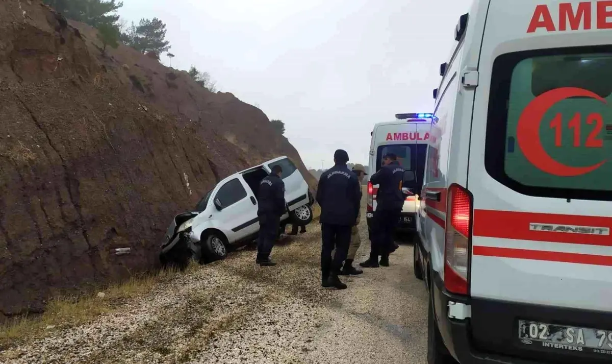 Hafif ticari araç şarampole devrildi: 3 yaralı