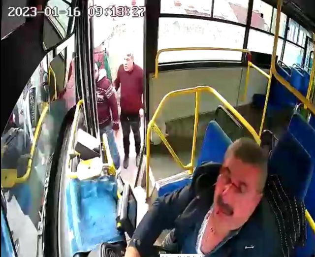 Halk otobüsünde dehşet anları: Öfkeli yolcu şoförü defalarca böyle yumrukladı Halk otobüsünde dehşet anları: Öfkeli yolcu şoförü defalarca böyle yumrukladı