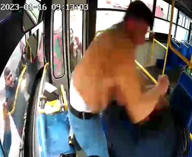Halk otobüsünde dehşet anları: Öfkeli yolcu şoförü defalarca böyle yumrukladı Halk otobüsünde dehşet anları: Öfkeli yolcu şoförü defalarca böyle yumrukladı