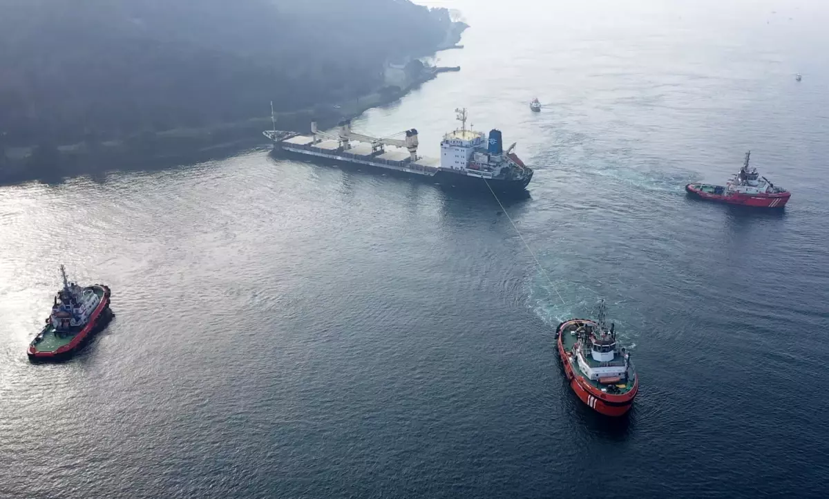 İstanbul Boğazı\'nda karaya oturan yük gemisi kurtarıldı