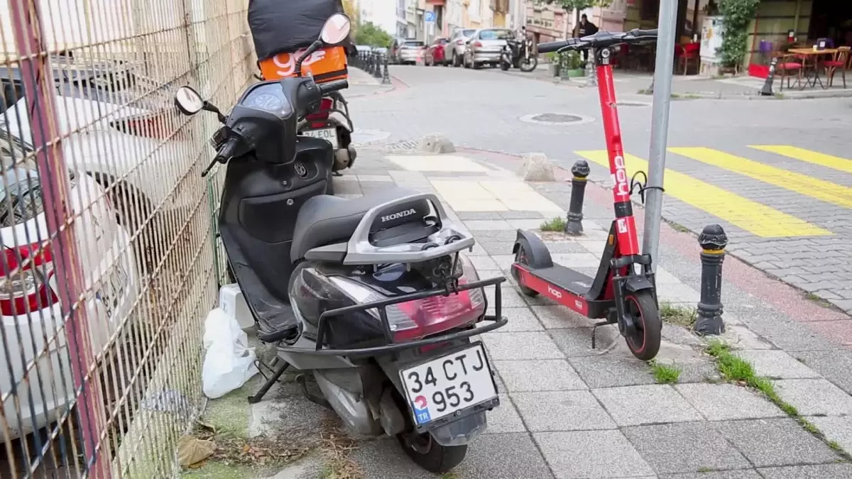 Kadıköy Belediye Başkanı Odabaşı, Scooter Şirketlerini Uyardı: "Kaldırımların Üzerinde Bulunan Tüm İşgalleri Kurallar Çerçevesinde Sınırlama Kararı...