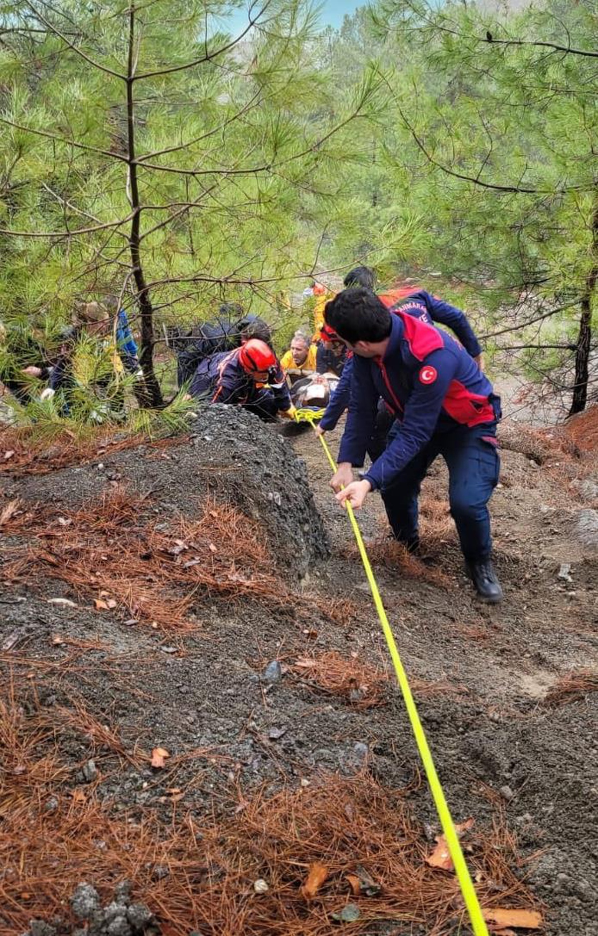Kahramanmaraş\'ta uçuruma yuvarlanan otomobildeki 4 kişi yaralandı