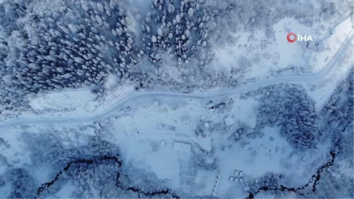 Kar kalınlığı 1 buçuk metreyi bulan Camili yolu ulaşıma açıldı