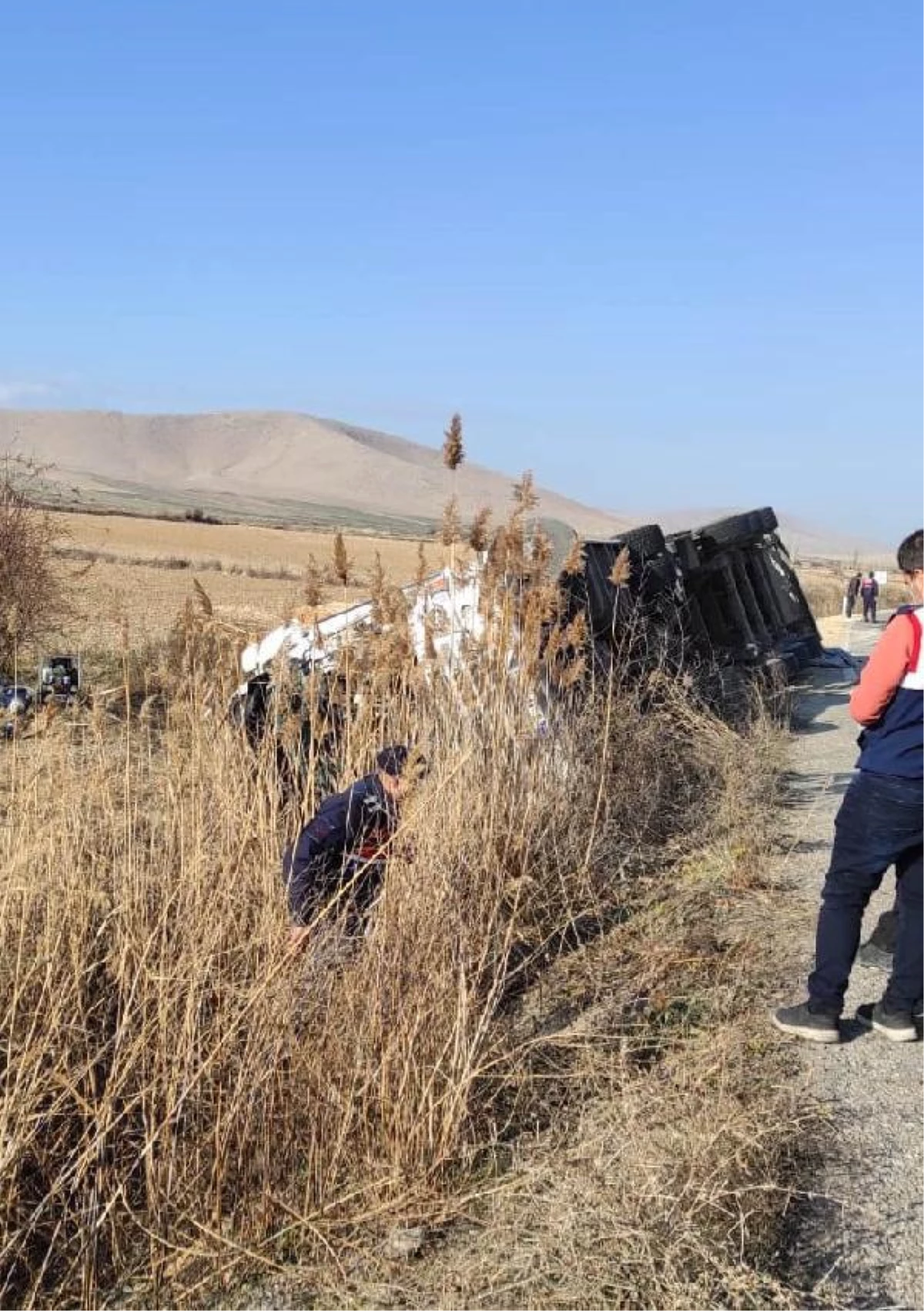 Konya\'da balya yüklü kamyon devrildi: 1 ölü, 1 yaralı