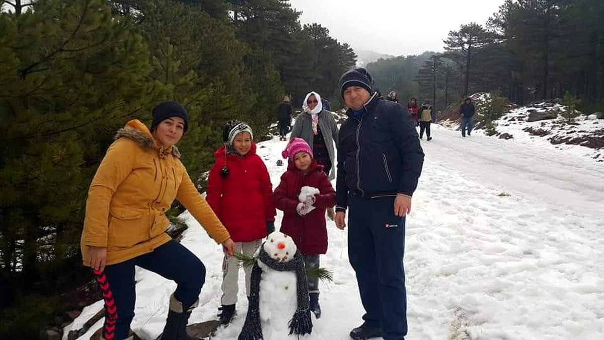 Köyceğiz\'in dağlarında kar, sahilinde yaz keyfi yaşanıyor