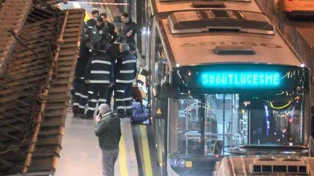 Küçükçekmece'de yola düşen kişi, metrobüsün altında kalarak öldü