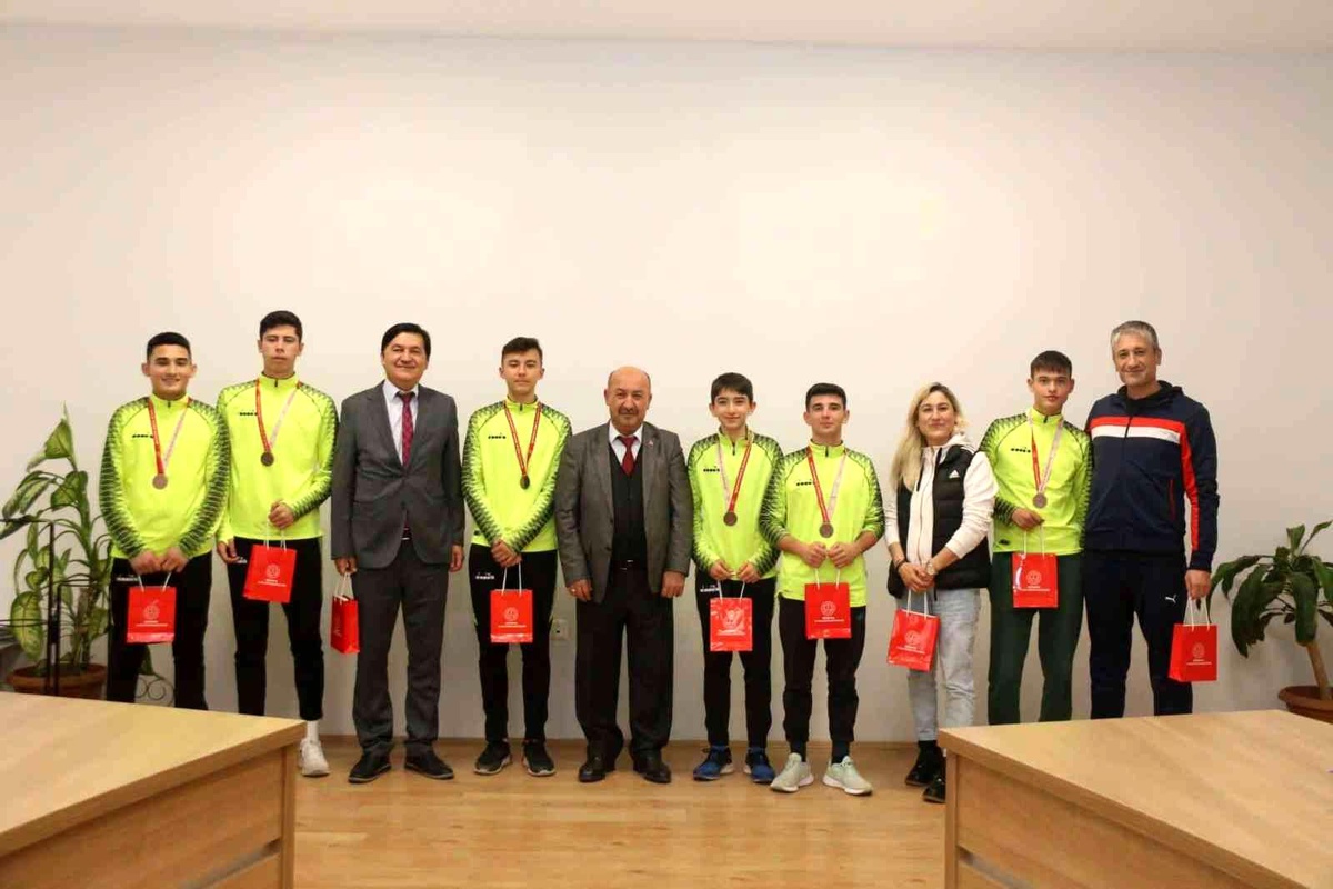 Kütahya\'dan iki okul takımı Kros Türkiye Şampiyonası\'na katılma hakkı kazandı