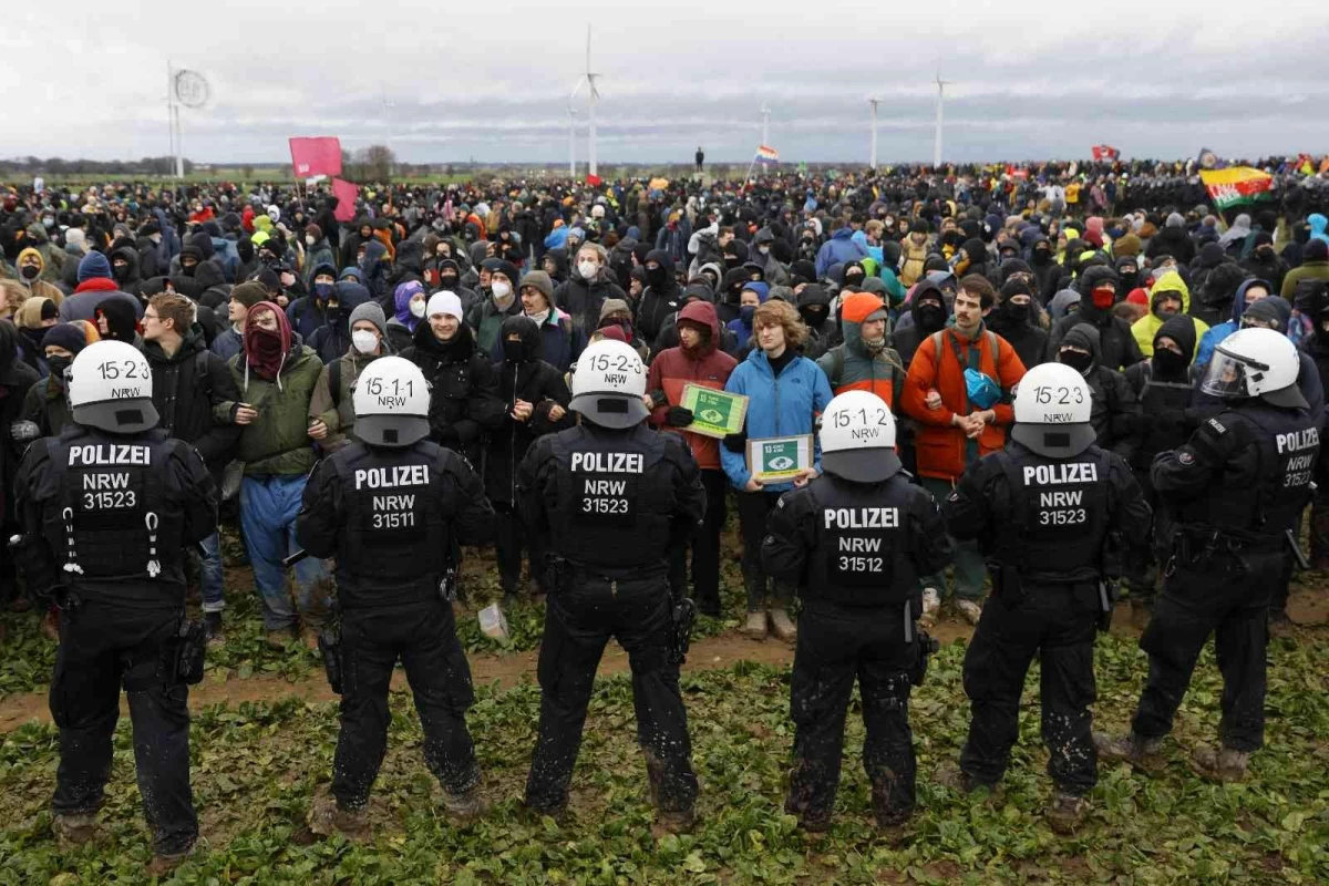 Lützerath köyündeki protestolarda Alman polisine "çamur" engeli