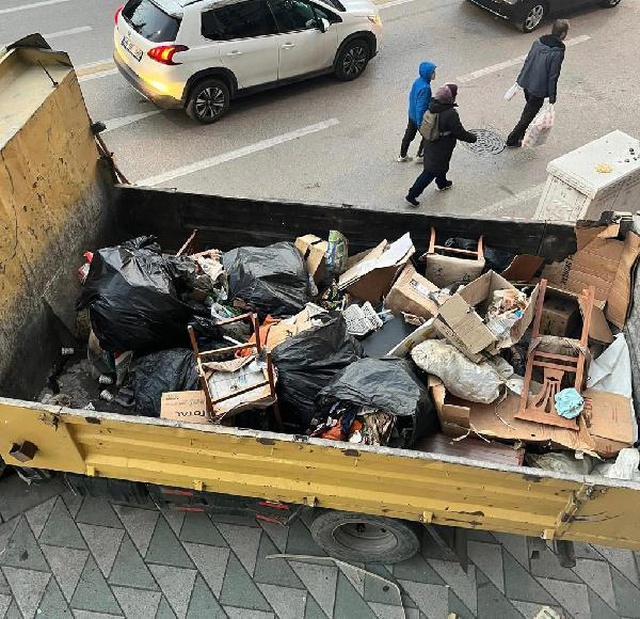 Mahkeme kararıyla boşaltılan apartman dairesinden 40 ton çöp çıktı Mahkeme kararıyla boşaltılan apartman dairesinden 40 ton çöp çıktı