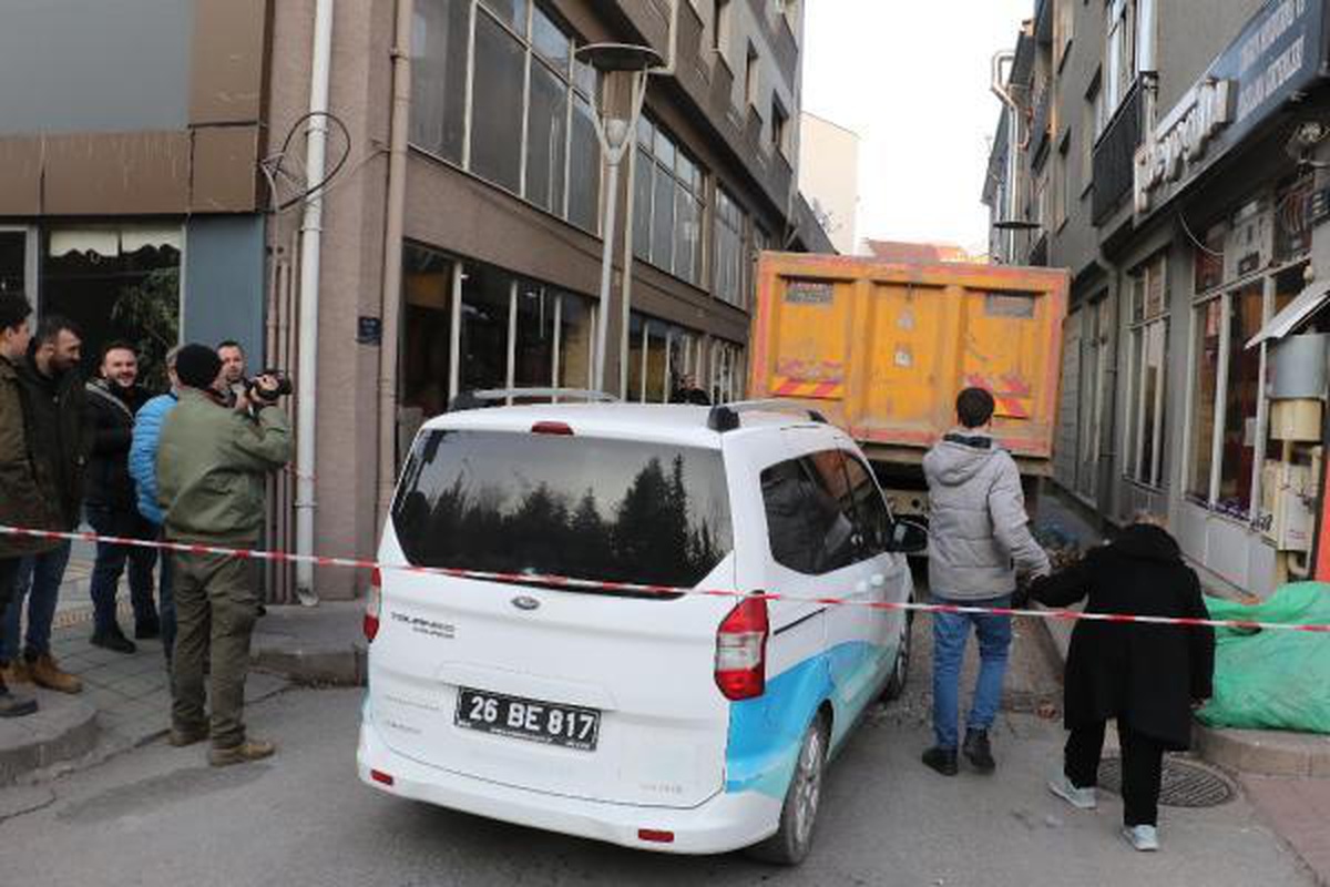 Mahkeme kararıyla boşaltılan apartman dairesine giren ekipler gördüklerine inanamadı